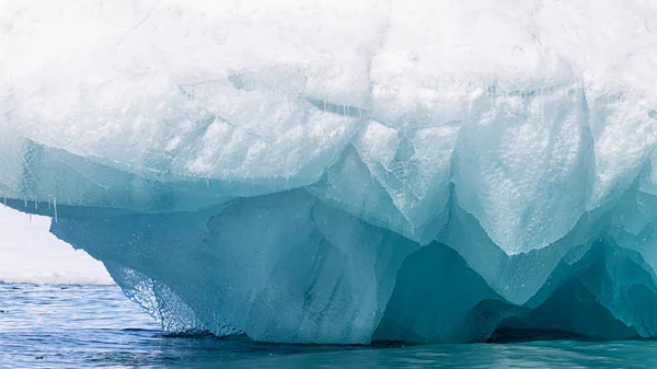あなたのテキストのためのスペースを持つ氷河青い氷の背景 ノルウェー本土と北極の間のノルウェー列島 スヴァルバールの雪に覆われた氷山の裏側 — ストック写真