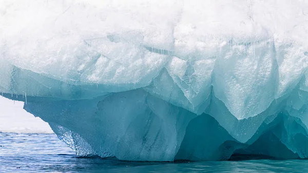 Glaciale Blauwe Ijsachtergrond Met Ruimte Voor Tekst Onderkant Van Een — Stockfoto