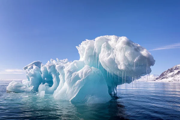 Μπλε Παγόβουνο Σχηματίστηκε Όταν Ένας Παγετώνας Μοσχάρια Επιπλέουν Στα Αρκτικά — Φωτογραφία Αρχείου