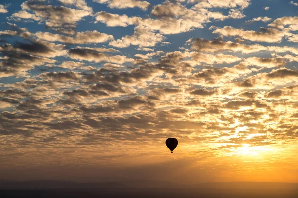 Touristen Fahren Heißluftballon Über Die Masai Mara Kenia Bei Sonnenaufgang — Stockfoto