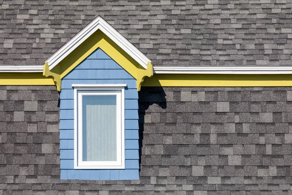 蓝色和黄色窗户 反灰色墙壁 加拿大马格达伦群岛的典型建筑 具有文本空间的极简主义风格 — 图库照片