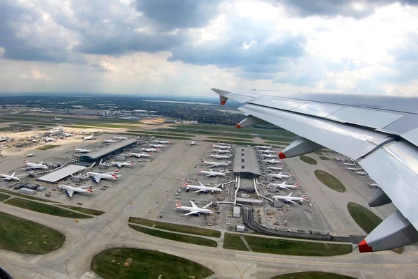 2019年5月20日 伦敦希思罗机场5号航站楼 英国航空公司的所在地 俯视巴飞机的跑道和海湾 罢工行动可能导致他们在2019年夏季停飞 — 图库照片