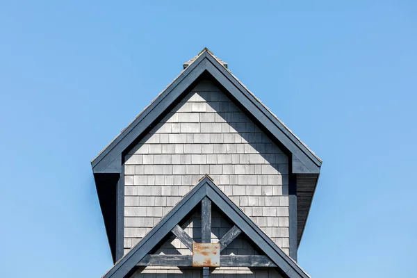 装飾的なゲーブルエンドウォールが付いている青および灰色の屋根 カラフルな伝統的な家屋とマグダレン諸島のスタイルの典型的な カナダ — ストック写真