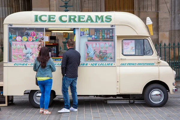 Edimburgo Escocia Agosto 2015 Tradicional Furgoneta Helados Estacionada Calle Edinbiugh — Foto de Stock