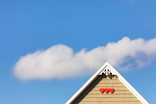 캐나다의 마들렌 막달렌 제도의 전형적인 주택의 브레드 스타일의 워크의 하늘에 — 스톡 사진