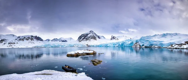 ノルウェー本土と北極の間のスメレンブルク氷河 スバルバール 群島の山 雪と青い氷河のパナラマ 膨脹可能なボートは前景で固定される — ストック写真