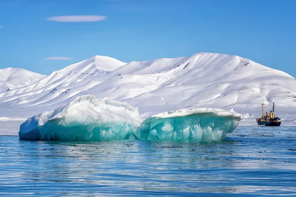 Blå Isberg Bildas När Glaciär Kalvar Flyter Arktiska Vattnen Svalbard — Stockfoto
