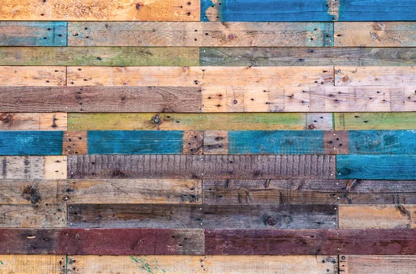 用红色 绿色和蓝色的自然色调将木材背景卷曲 带有钉子 孔以及各种色调和纹理的乡村风格的粗糙木板 — 图库照片
