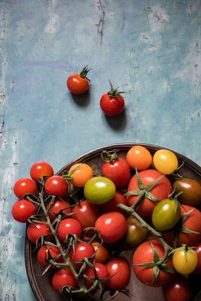 Pomodori Colorati Piatto Peltro Vecchio Sfondo Legno Dipinto — Foto Stock