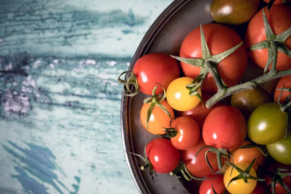Kleurrijke Tomaten Een Tinnen Plaat Oude Geschilderde Houten Ondergrond — Stockfoto