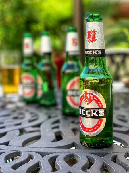 Southampton Velká Británie Června 2020 Becks Beer Bottles Garden Table — Stock fotografie