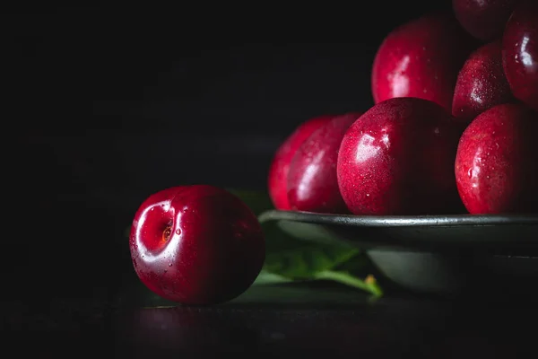 Cerejas Vermelhas Escuras Uma Chapa Estanho Com Folhas Baixa Luz — Fotografia de Stock