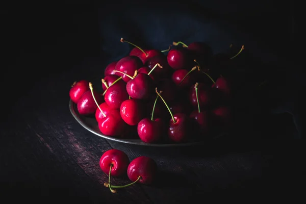 Cerises Rouges Foncées Sur Une Assiette Étain Faible Lumière Composition — Photo