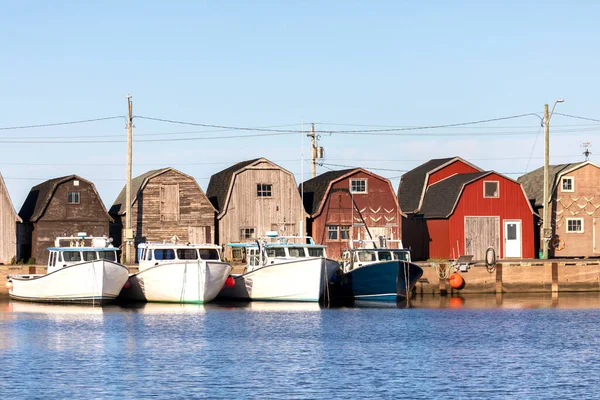 位于加拿大爱德华王子岛北岸的Malpeque港的一系列牡蛎谷仓和渔船 — 图库照片
