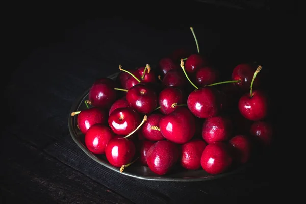 Cerejas Vermelhas Escuras Prato Estanho Baixa Luz Close Composição Horizontal — Fotografia de Stock