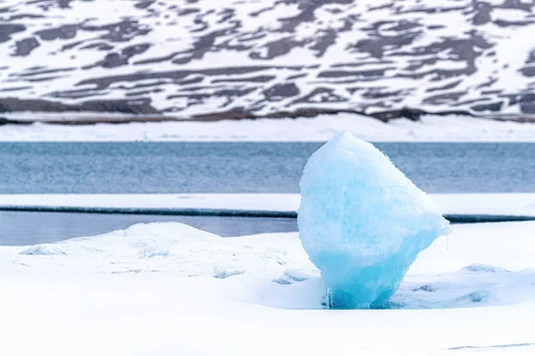 Grand Morceau Glace Bleue Glaciaire Dans Paysage Enneigé Svalbard Sur — Photo