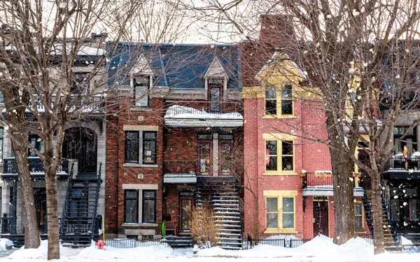 Strada Invernale Montreal Con Architettura Stile Tradizionale Balconi Innevati Abbondanti — Foto Stock