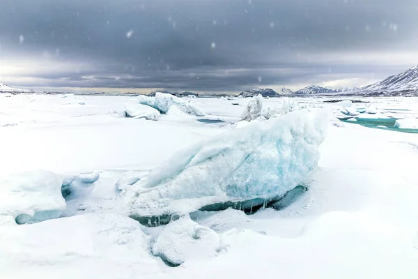 Spitsbergen Svalbard Góry Lodowe Zamarzniętym Szybkim Lodzie Obrzeżach Wyspy Góry — Zdjęcie stockowe