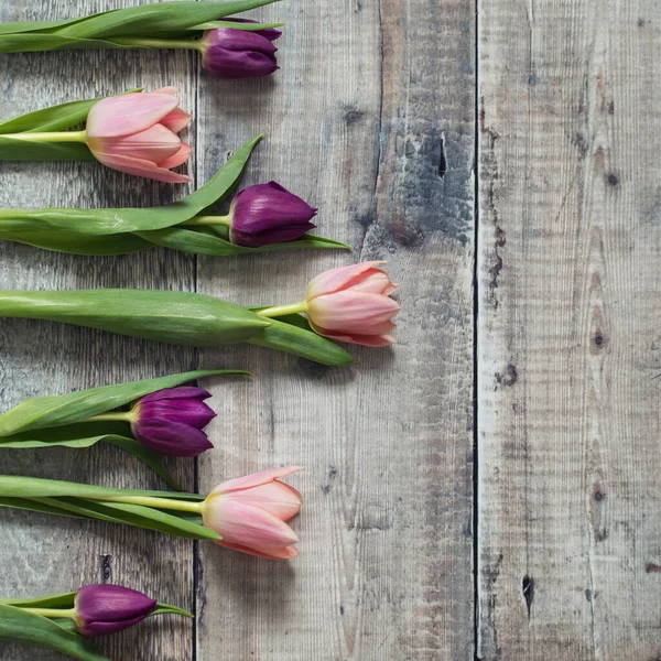 Rij Van Roze Paarse Tulpen Oude Houten Achtergrond — Stockfoto