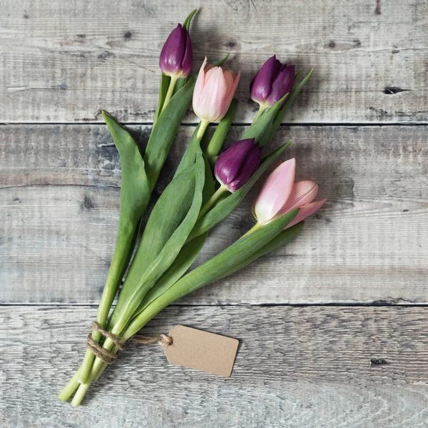Pinken Paarse Tulpen Gebonden Met Koord Met Een Blanco Geschenktag — Stockfoto
