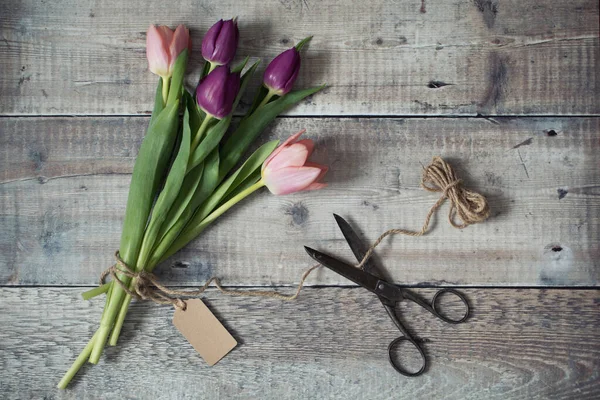 Gefesselte Rosa Und Lila Tulpen Mit Schere Anhänger Und Schnur — Stockfoto