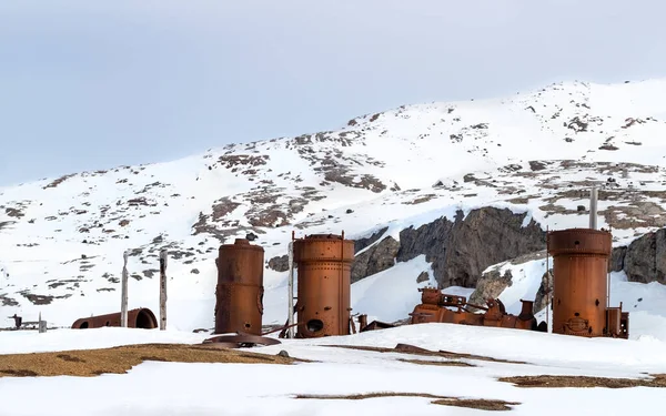 斯瓦尔巴 新伦敦曼斯菲尔德营地废弃的大理石采矿机械 蓝天覆盖着白雪的山地背景 — 图库照片