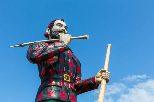 缅因州 2014年8月27日 传奇人物保罗 班扬的雕像 一个神话般的巨大伐木工人 在夏日与蓝天对抗 — 图库照片