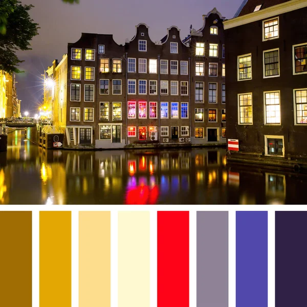 Amsterdam Nocą Ukazujący Tradycyjną Architekturę Odbitą Kanale Kolorowej Palecie Bezpłatnymi — Zdjęcie stockowe