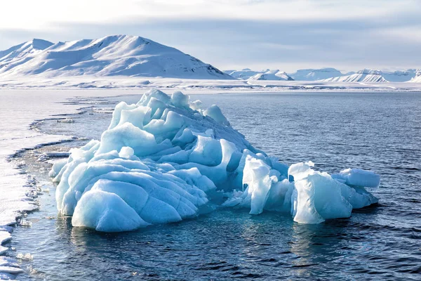 Hızlı Buzun Kenarındaki Mavi Buzdağı Nordfjorden Fiyortu Svalbard — Stok fotoğraf