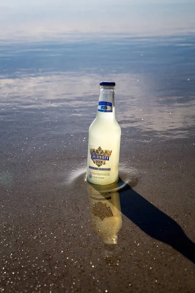 旧オーチャードビーチ2014年9月3日 グラスボトル入りのスミノフアイスブルーベリーレモネードは 米国のオールドオーチャードビーチで海で寒さを保っています — ストック写真
