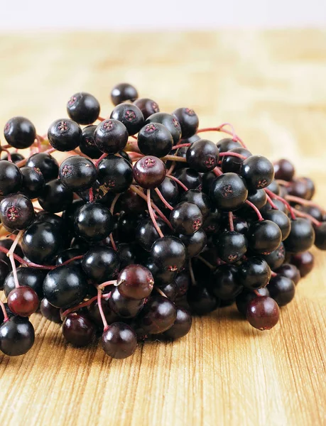 Ahşap arka plan üzerinde Sambucus nigra