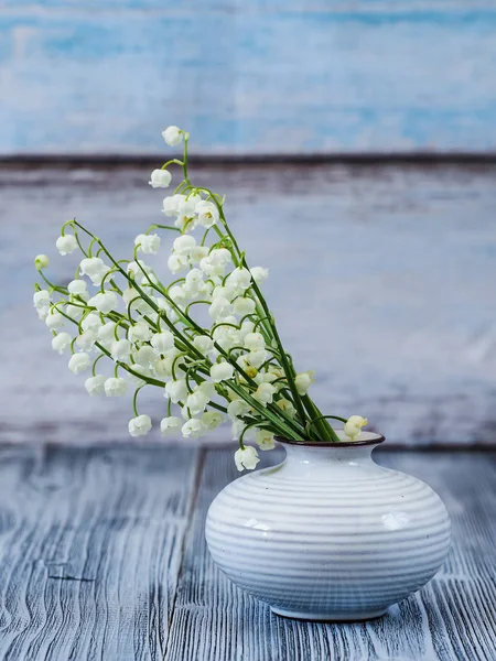 Ahşap arka plan üzerinde vadinin Lily