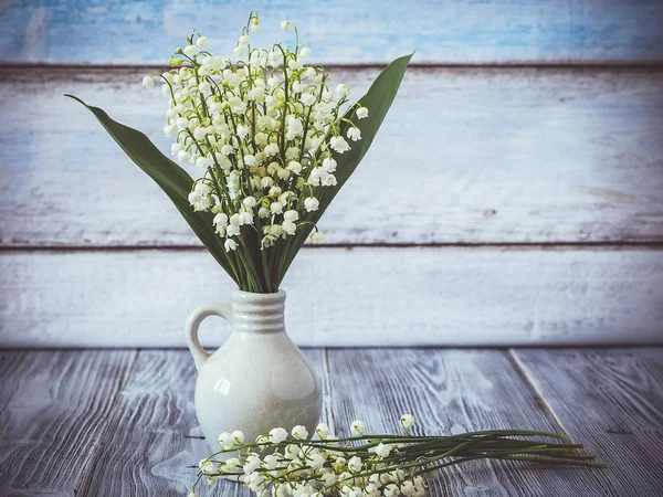 Ahşap arka plan üzerinde vadinin Lily