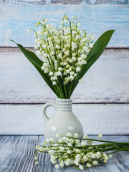 Ahşap arka plan üzerinde vadinin Lily