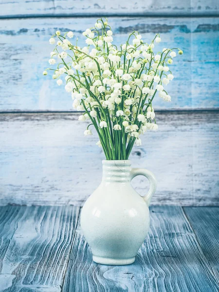 Ahşap arka plan üzerinde vadinin Lily