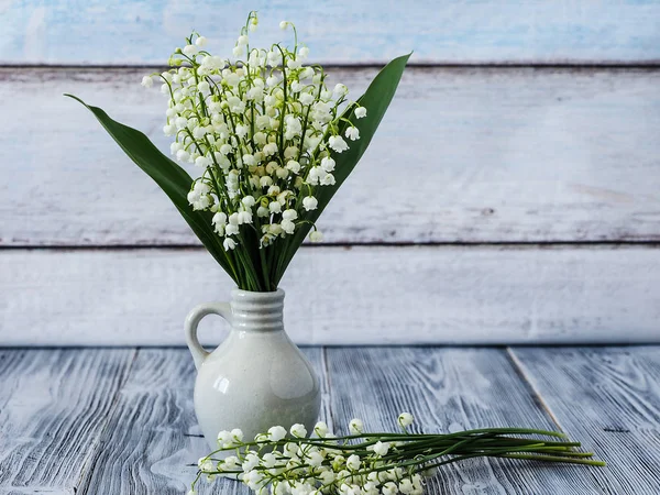 Ahşap arka plan üzerinde vadinin Lily