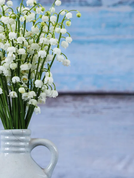 Ahşap arka plan üzerinde vadinin Lily