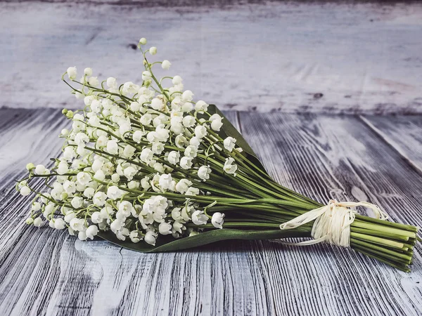 Ahşap arka plan üzerinde vadinin Lily