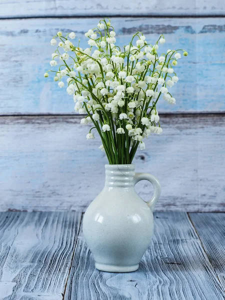 Ahşap arka plan üzerinde vadinin Lily