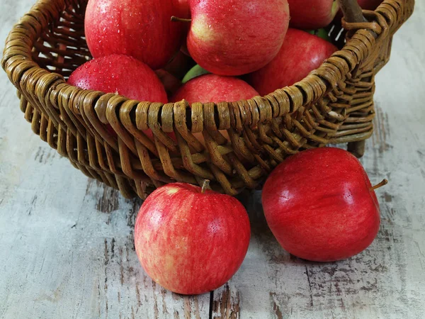 バスケットの中でおいしいリンゴの果物 — ストック写真