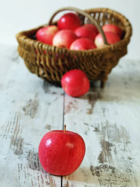 Tasty Apple Fruits Basket — Stock Photo, Image