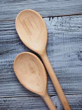 tahta kaşık ahşap zemin üzerinde