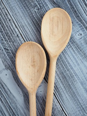 tahta kaşık ahşap zemin üzerinde