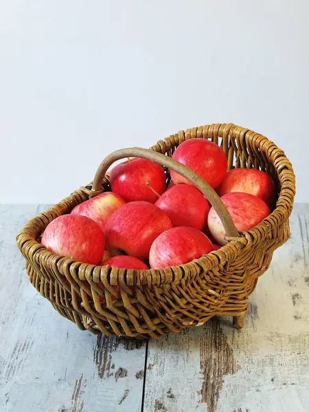 Tasty Apple Fruits Basket — Stock Photo, Image