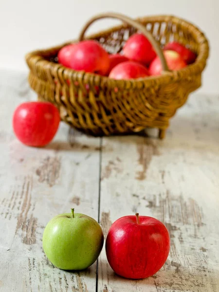 Вкусные Свежие Яблоки Деревянном Фоне — стоковое фото