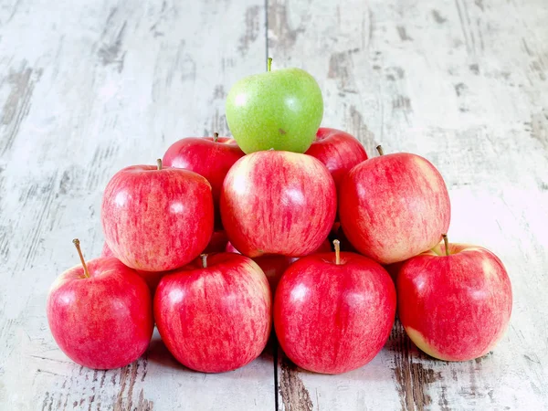 木制背景上美味的新鲜苹果 — 图库照片