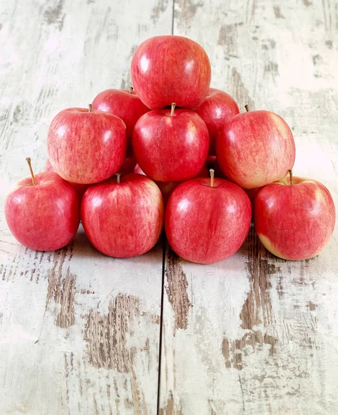 Chutná Čerstvá Jablka Dřevěném Pozadí — Stock fotografie