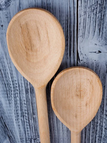 tahta kaşık ahşap zemin üzerinde