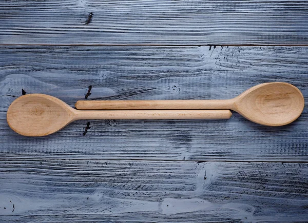 tahta kaşık ahşap zemin üzerinde