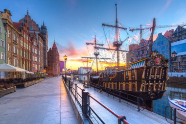 Korsan gemisi, Gdansk Motlawa Nehri'nde gündoğumu, Polonya.